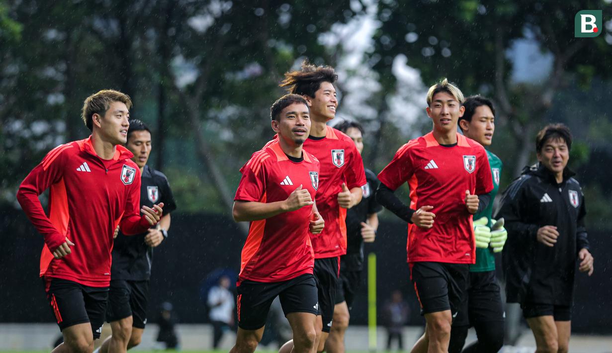<p>Yuto Nagatomo (tengah) bersama sejumlah pemain Jepang lain melakukan latihan perdana menjelang laga putaran ketiga Kualifikasi Piala Dunia 2026 melawan Timnas Indonesia yang berlangsung di Lapangan A, kompleks SUGK, Senayan, Jakarta, Senin (11/11/2024). (Bola.com/Bagaskara Lazuardi)</p>