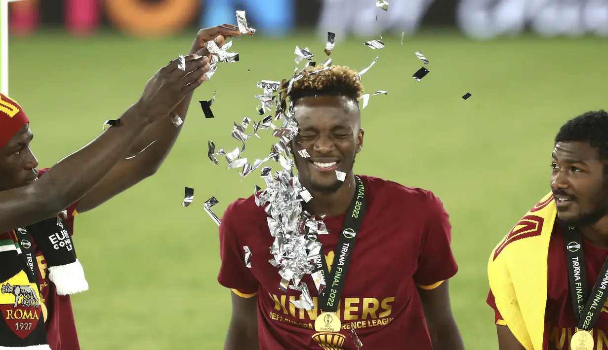 <p>Penyerang AS Roma Tammy Abraham berselebrasi setelah laga babak final Liga Konferensi Eropa UECL musim 2021-222 melawan Feyenoord di Arena Kombetare, Tirana, Albania, Kamis (26/5/2022) dini hari WIB. AS Roma menjuarai UEFA Europa Conference League usai mengalahkan Feyenoord 1-0 lewat gol Nicolo Zaniolo. (AP Photo/Franc Zhurda)</p>