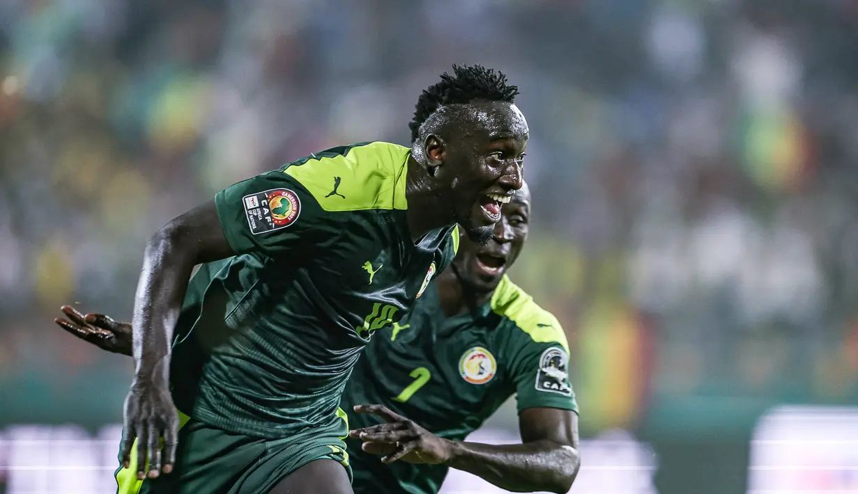 Penyerang Senegal Famara Diedhiou melakukan selebrasi setelah mencetak gol ke gawang Guinea Ekuatorial pada pertandingan perempat final Piala Afrika (CAN) 2021 di Stade Ahmadou Ahidjo di Yaounde (31/1/2022). Senegal menang atas Guinea Ekuatorial 3-1. (AFP/Charly Triballeau)