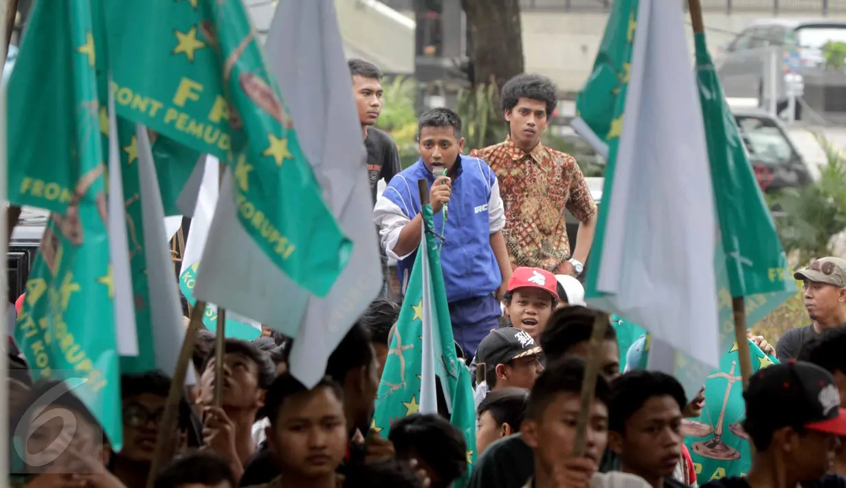 Massa dari Front Pemuda Anti Korupsi berorasi saat menggelar aksi unjuk rasa di depan Gedung KPK, Jakarta, Selasa (7/7/2015). Dalam aksinya mereka menuntut KPK mengusut korupsi yang terjadi di Kota Bekasi. (Liputan6.com/Helmi Afandi)