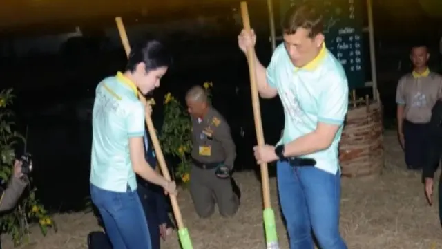 Raja Thailand Maha Vajiralongkorn dan selir kerajaan Sineenat Wongvajirapakdi.