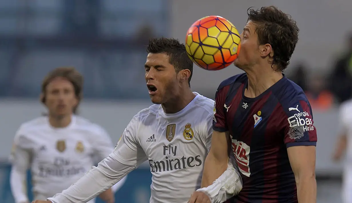 Pemain Real Madrid, Cristiano Ronaldo, berebut bola dengan pemain Eibar, Aleksandar Pantic pada laga Liga Spanyol di Estadio Municipal de Ipurua, Spanyol, Minggu (29/11/2015). (Reuters/Vincent West)