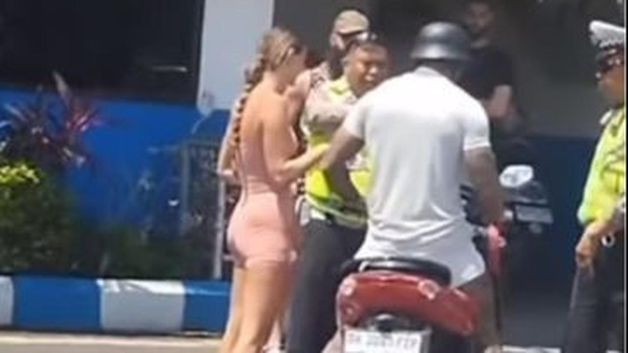 Kemudian, Aiptu Puji Santoso menanyakan dan mengecek surat-surat kelengkapan kendaraan. Namun ternyata WNA tersebut tidak membawa surat-surat kelengkapan berupa SIM dan STNK.<br>