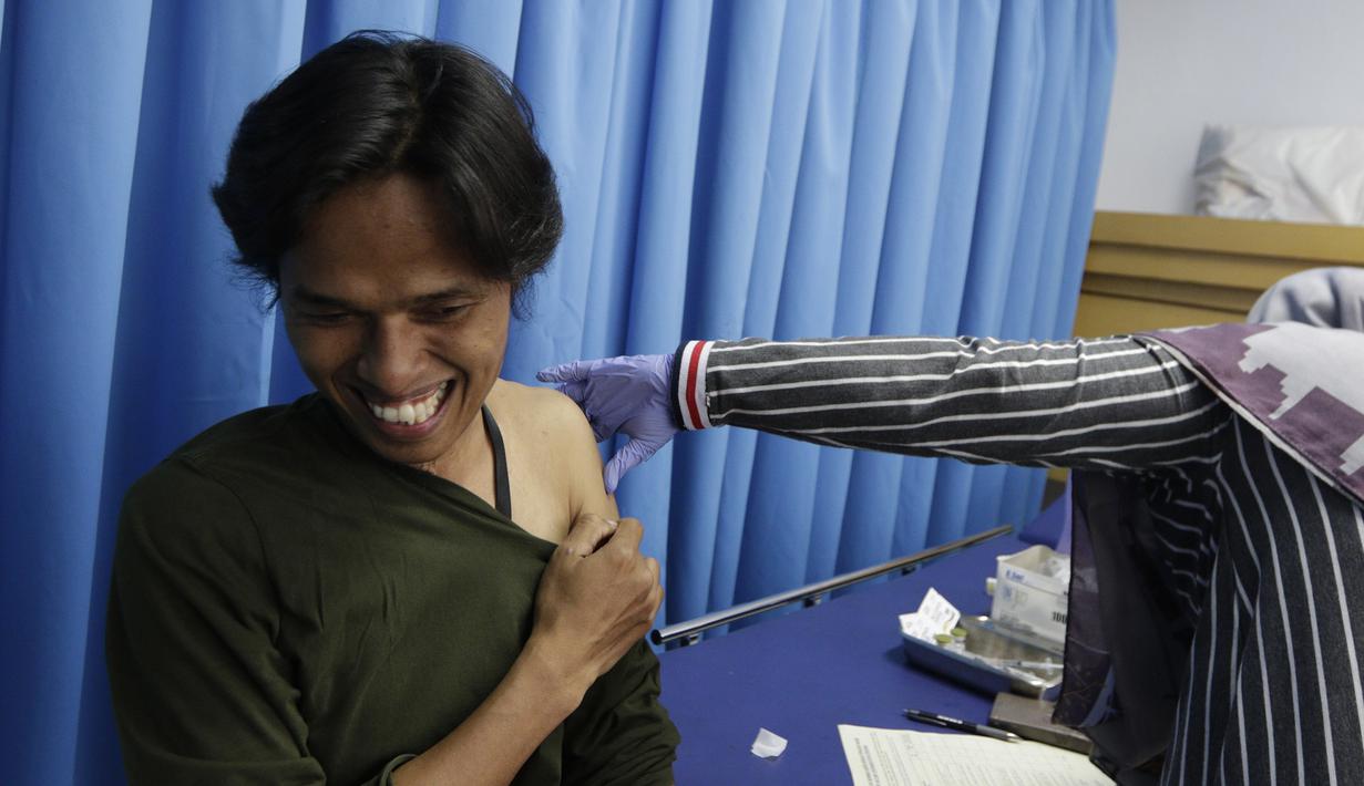 Seorang wartawan saat disuntik vaksin polio jelang SEA Games 2019 di Kantor Kemenpora, Jakarta, Rabu (13/11). Suntik vaksin tersebut untuk mengantisipasi wabah polio di Filipina. (Bola.com/M Iqbal Ichsan)