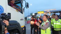Kakorlantas Tegur Supir Truk Sumbu Tiga di Tol Pejagan, Perintahkan Putar Balik