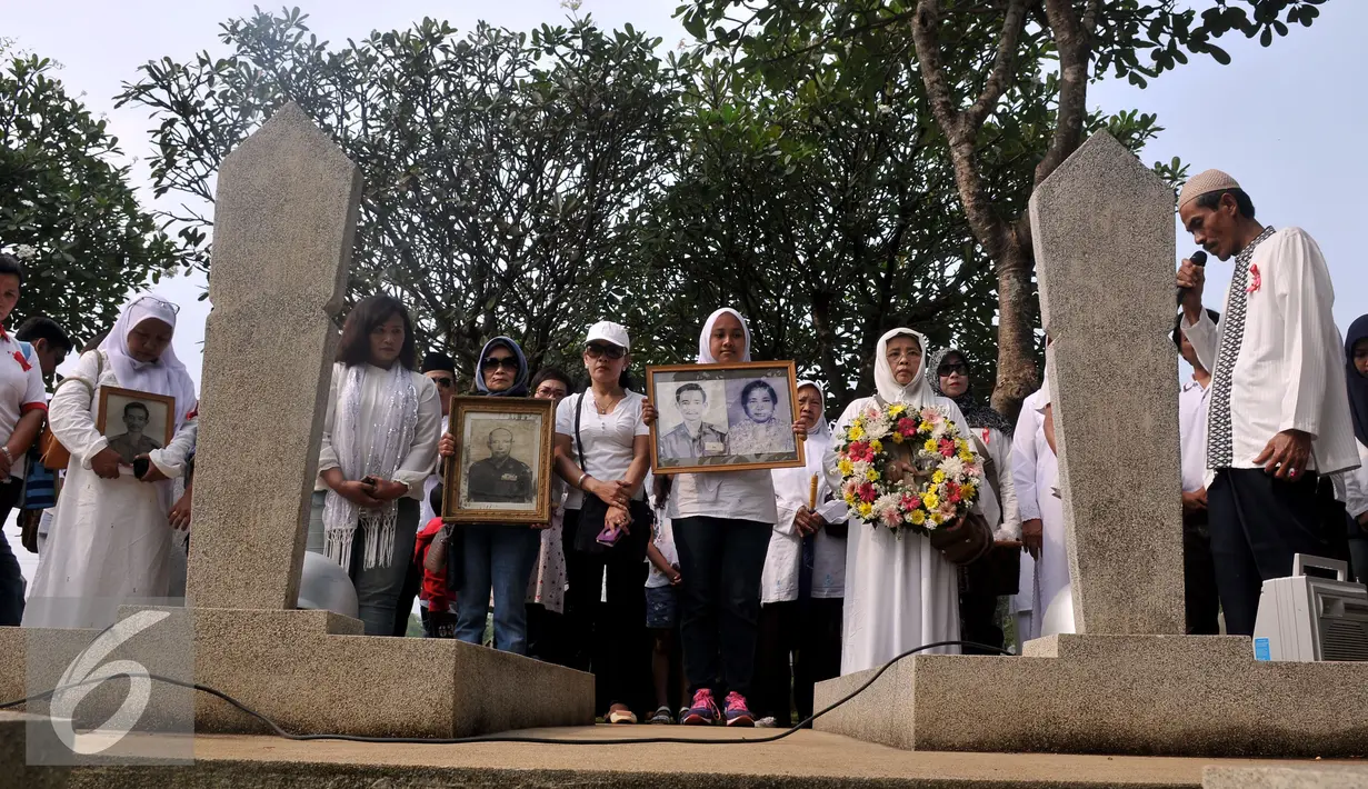 Warga Kompleks Zeni Mampang melakukan ziarah di TMP Kalibata, Jakarta, Minggu (1/11/2015). Mereka akan membongkar makam keluarga mereka di TMP jika pemerintah melakukan penggusuran terhadap rumah mereka. (Liputan6.com/Johan Tallo)