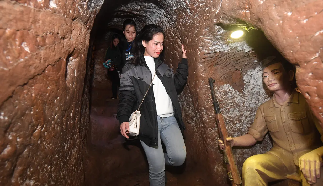 Pengunjung menuruni tangga di Terowongan Vinh Moc di Distrik Vinh Moc, Quang Tri, Vietnam, Kamis (18/1). Terowongan Vinh Moc merupakan satu di dari ribuan ribuan lorong bawah tanah yang dibangun di seluruh Vietnam selama perang. (AFP PHOTO/HOANG DINH NAM)
