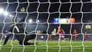 Pemain Liverpool James Milner (tengah) mencetak gol ke gawang Leicester City pada pertandingan Liga Inggris di King Power Stadium, Leicester, Inggris, Kamis (26/12/2019). Liverpool menang 4-0. (Oli SCARFF/AFP)