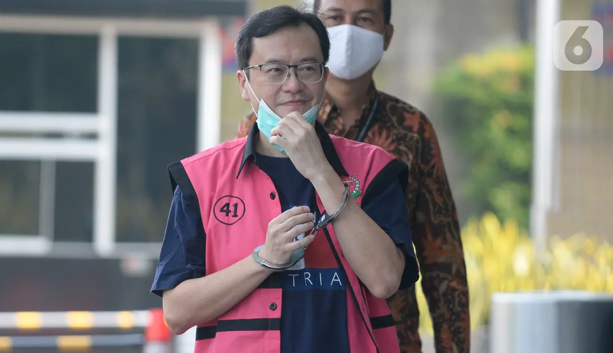 Komisaris PT Hanson International Tbk Benny Tjokrosaputro memasuki Gedung KPK untuk menjalani pemeriksaan oleh penyidik Kejaksaan Agung di Jakarta, Kamis (19/3/2020). Benny Tjokrosaputro diperiksa sebagai saksi kasus dugaan korupsi di PT Asuransi Jiwasraya (Persero). (merdeka.com/Dwi Narwoko)