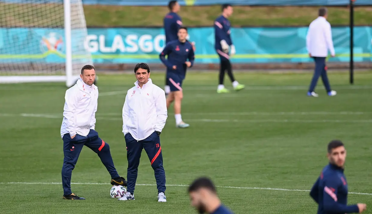 Pelatih Kroasia Zlatko Dalic (tengah) mengawasi sesi latihan MD-1 mereka di Firhill Stadium di Glasgow (21/6/2021). Kroasia dan Skotlandia sama-sama punya peluang untuk lolos ke babak 16 besar Euro 2020 jelang duel kedua tim. (AFP/Paul Ellis)