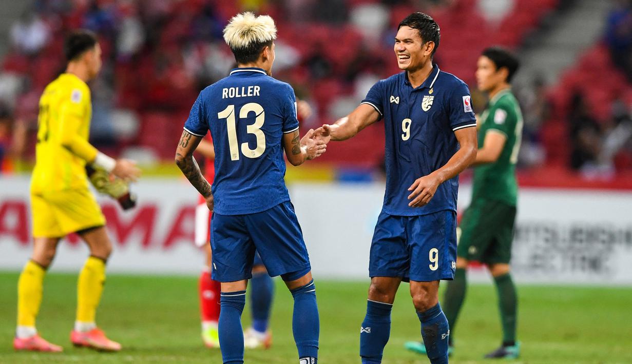 Hingga akhir laga, skor 2-2 tetap bertahan. Thailand pun unggul agregat 6-2 dalam laga final yang digelar dalam dua leg. (AFP/Roslan Rahman)