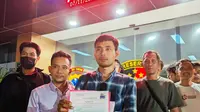 Puluhan masyarakat yang tergabung dalam aliansi Masyarakat Anti Penistaan Agama (Gempa) melaporkan nama tiktok Prof. Dr. Metatron LC, MA ke Unit Ditreskrimsus Polda Jatim. (Liputan6.com/ Dian Kurniawan)