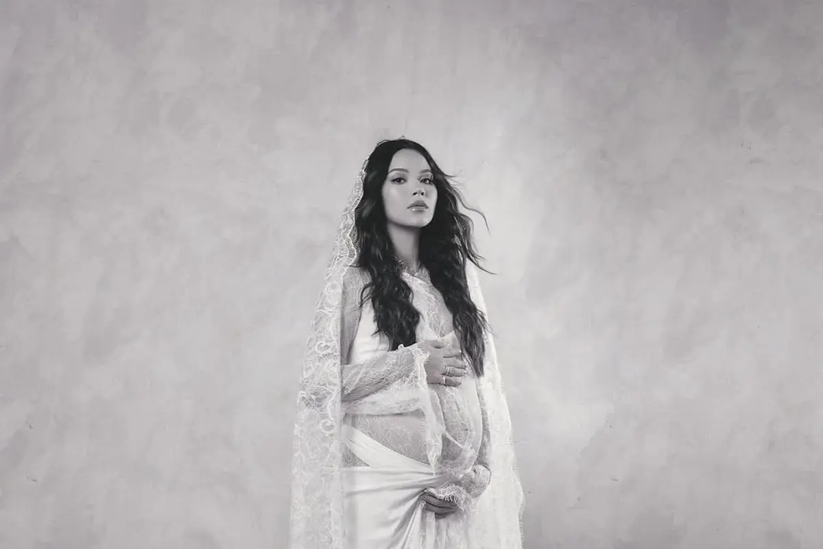 Sebentar Lagi Jadi Ibu,Tampilan Ethereal Alyssa Daguise Dibalut Busana Serba Lace Saat Lakoni Maternity Shoot