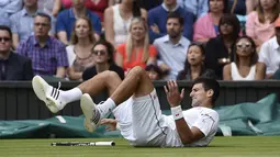 Djokovic harus jatuh bangun menahan pukulan Roger Federer. (AP Photo/Toby Melville)
