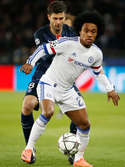 Gelandang Chelsea, Willian (depan) mengontrol bola dari kawalan gelandang PSG, Thiago Motta pada leg pertama Babak 16 besar Liga Champions di Parc des Princes, Paris, Rabu (17/2). PSG menang atas Chelsea dengan skor 2-1. (Reuters/Gonzalo Fuentes)