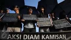Aktivis Jaringan Solidaritas Korban untuk Keadilan (JSKK) melakukan aksi Kamisan ke-455 di depan Istana Negara, Jakarta (18/8). Peringatan 71 tahun Kemerdekaan RI, aktivis berharap agar pemerintah menyelesaikan kasus HAM. (Liputan6.com/Immanuel Antonius)