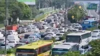 Seiring usia bertambah, Jakarta terus bersolek dan perbaiki diri. Sementara itu, penumpang kapal ferry di Situbondo beralih ke kapal motor.