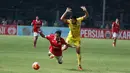 Pemain Sriwijaya FC, Ngurah Nanak (kanan) berduel dengan pemain Persija pada laga Torabika SC 2016 di Stadion Utama Gelora Bung Karno, Jakarta (24/6/2016). (Bola.com/Nicklas Hanoatubun)