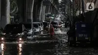 Sejumlah kendaraan menerobos Banjir yang menggenangi kawasan Seskoal - Cipulir, Jakarta, Selasa (4/4/2022). Hujan yang mengguyur wilayah Ibu Kota Jakarta mengakibatkan banjir menggenangi kawasan Simpang Seskoal, Kebayoran Lama, Jakarta. Banjir setinggi 50cm - 1 meter disebabkan saluran pembuangan berukuran kecil tersumbat. (Liputan6.com/Johan Tallo)