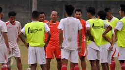 Pelatih Persija, Bambang Nurdiansyah (tengah) memimpin latihan di NYTC PSSI, Sawangan, Depok, (31/10/2015). Mantan penyerang Timnas Indonesia era 1980-1991 ini juga pernah menjadi asisten pelatih Timnas Indonesia U-23. (Liputan6.com/Helmi Fithriansyah)  