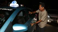 Jaksa Farizal saat ditolak sopir taksi usai pemeriksaan di KPK, Rabu (21/9/2016). (Liputan6.com/Helmi Affandi)
