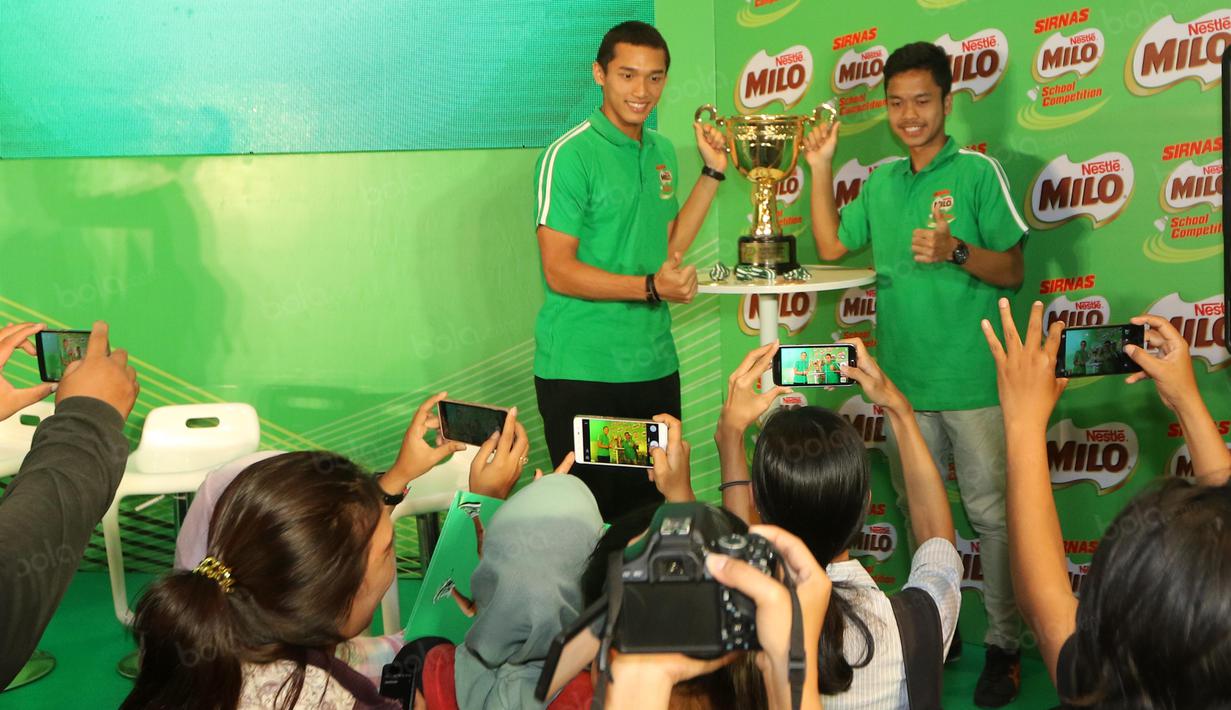 Jonatan Christie (kiri) dan Antoni Ginting berfoto bersama piala usai jumpa pers Sirnas Milo School Competition di Senayan, Jakarta, Kamis (25/8/2016). (Nicklas Hanoatubun)