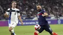 Karim Benzema hampir membawa Prancis unggul 3-0 saat tembakan voli kaki kirinya masih dapat ditepis Lukas Hradecky. (Foto: AP/Laurent Cipriani)