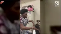 Meski memiliki keterbatasan fisik, pria ini mampu mengubah kekurangannya menjadi sebuah kelebihan. Lahir dengan 4 jari tangan, ia mampu memainkan piano dengan indahnya.