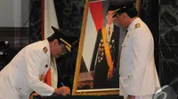 Djarot Saiful Hidayat menandatangani surat pelantikan Wakil Gubernur DKI Jakarta, Jakarta, Rabu (17/12/2014). (Liputan6.com/Herman Zakharia)