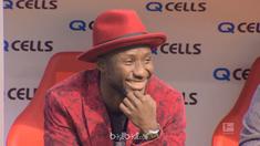 Berita video pakaian bintang RB Leipzig, Naby Keita, mencolok di tribun stadion dan mengundang tawa. This video presented by BallBall.