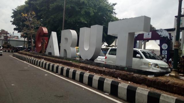 Tulisan besar GARUT nampak berdiri gagah di bilangan kawasan perkotaan Garut, Jawa Barat