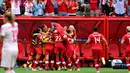 Para pemain Kanada menghampiri Josee Belanger usai mencetak gol ke gawang Swiss di Piala Dunia wanita 2015 di BC Place Stadium, Senin (22/6/2015). Kanada melaju ke perempat final menunggu pemenang antara Norwegia vs Inggris. (Reuters/Anne Marie Sorvin)