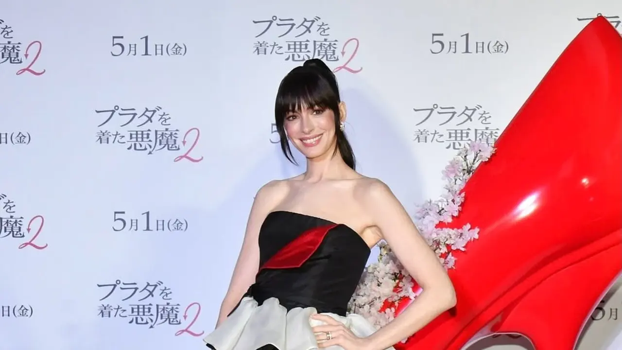 Anne Hathaway Tampilkan Karakter Andy Sachs dengan Poni Ikonik di Fan Event The Devil Wears Prada Tokyo