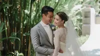 Dion Wiyoko dan Fiona Anthony resmi menikah, kedua mempelai pun tampak bahagia dalam balutan busana pengantin yang memukau. (Foto: Instagram/@wonghangtailor)