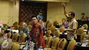 Sejumlah Anggota DPD melakukan interupsi dan memaksa para pimpinan DPD untuk menandatangani Tata Tertib DPD RI sesuai dengan keputusan Sidang Paripurna tanggal 15 Januari 2016 saat Rapat Paripurna DPD, Jakarta (29/4). (Liputan6.com/Johan Tallo)  