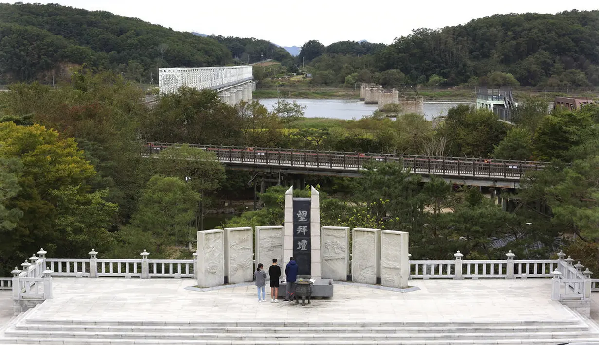 Pengunjung Korea Selatan memberikan penghormatan kepada leluhur mereka di Korea Utara saat merayakan Chuseok dekat perbatasan dengan Korea Utara di Paviliun Imjingak, Paju, Selatan Korea, Kamis (1/10/2020). (AP Photo/Ahn Young-joon)