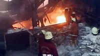[VIDEO] Gudang Pabrik Kabel di Kalideres Terbakar, 24 Unit Pemadam Dikerahkan