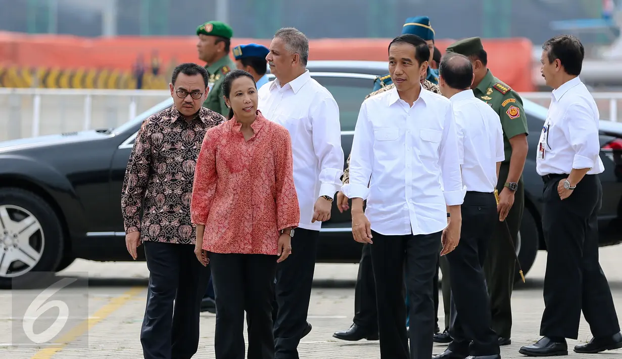 Menteri Rini mengantar Presiden Jokowi untuk melihat Marine Vessel Power Plant di Pelabuhan IPC, Jakarta, Selasa (8/12/2015). Rencananya Jokowi akan meresmikan beroperasinya Marine Vessel Power Plant. (Liputan6.com/Faizal Fanani)