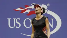 Petenis AS, Venus Williams, tampak kecewa usai takluk dari petenis muda AS, Sloane Stephens, pada babak semifinal AS Terbuka di New York, Kamis (7/9/2017). Venus Williams kalah 1-6, 6-0, 5-7 dari Sloane Stephens. (AP/Julio Cortez)