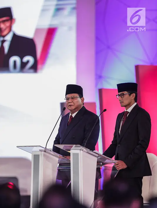 Capres dan Cawapres nomor urut 02 Prabowo Subianto-Sandiaga Uno memaparkan visi misi di Debat Pilpres 2019 pertama di Jakarta, Kamis (17/1). Debat perdana ini mengangkat tema hukum, hak asasi manusia, terorisme, dan korupsi. (Liputan6.com/Faizal Fanani)