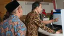 Presiden Jokowi saat mendaftarkan diri menjadi anggota perpustakaan usai peresmian gedung baru Perpustakaan Nasional di Jakarta, Kamis (14/9). Gedung dengan 27 lantai itu merupakan gedung perpustakaan tertinggi di dunia. (POOL/Kompas/Wisnu Widiantoro)