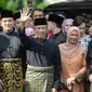 Muhyiddin Yassin (tengah) melambaikan tangan sebelum upacara pelantikannya sebagai Perdana Menteri Malaysia di Istana Negara, Kuala Lumpur, Minggu (1/3/2020). Berdasarkan hukum Malaysia, penunjukan PM Malaysia bisa dilakukan oleh raja. (NAZRI RAPAAI/AFP/MALAYSIA'S DEPARTMENT OF INFORMATION)