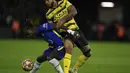 Bek Chelsea, Trevoh Chalobah mengontrol bola dari kawalan pemain Watford, Joshua King pada pertandingan lanjutan Liga Inggris di  Vicarage Road, Watford, Inggris (2/12/2021). Chelsea menang tipis atas Watford 2-1. (Mike Egerton/PA via AP)
