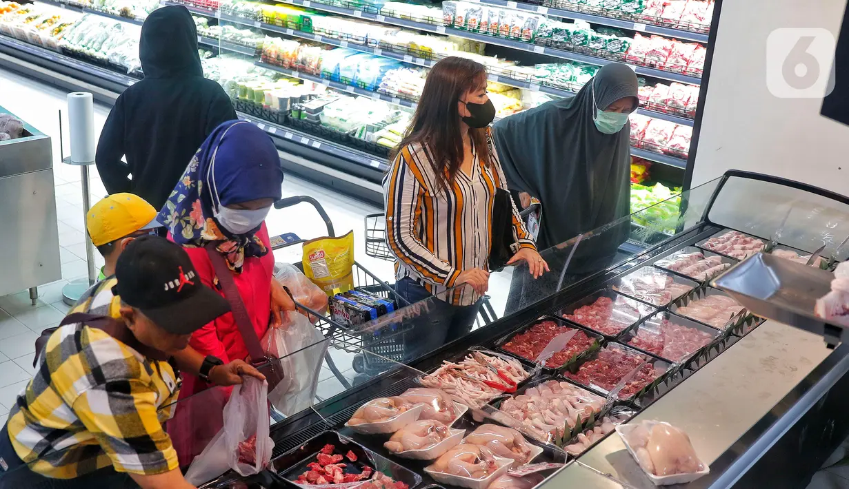Pengunjung memilih daging di toko digital Scan and Go, CBD Ciledug, Tangerang, Banten, Rabu (8/3/2023). Scan and Go merupakan toko ritel digital pertama di Indonesia dimana konsumen bisa langsung belanja di toko dengan menggunakan aplikasi yang ada di keranjang belanja tanpa melakukan pembayaran melalui kasir. (Liputan6.com/Angga Yuniar)