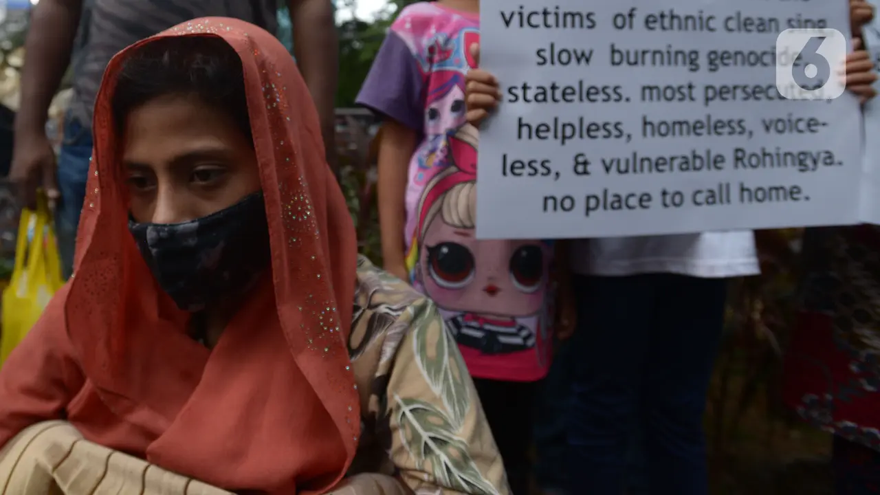 Unjuk Rasa Pengungsi Rohingya di Depan Gedung UNHCR