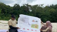 Pemandu wisata sedang menerangkan tentang sejarah gunung api purba di wilayah Jawa dalam rangkaian wisata edukasi di Wdi Ireng, Banyuwangi. (Dok: Liputan6.com/dyah)