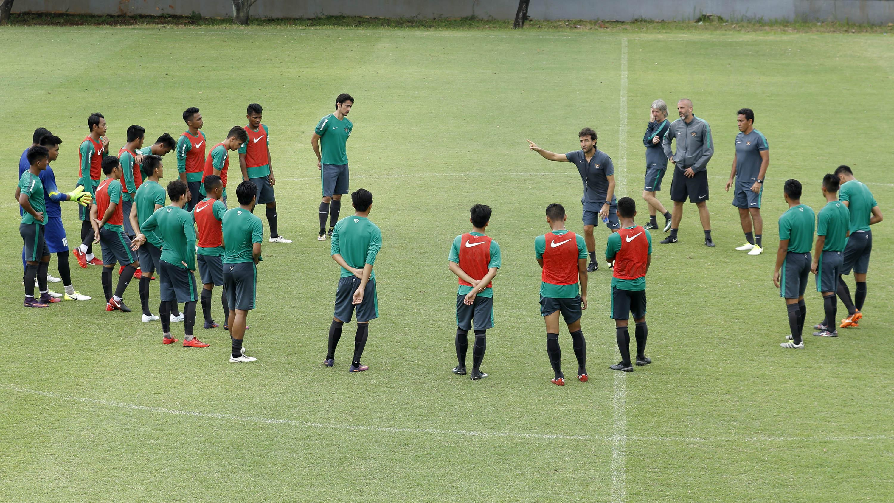 Pelatih Timnas Indonesia, Luis Milla, memberikan arahan kepada anak asuhnya saat sesi latihan di Lapangan ABC, Senayan, Kamis (18/1/2018). Jelang Asian Games 2018, Luis Milla terus benahi lini pertahanan Timnas. (Bola.com/M Iqbal Ichsan)