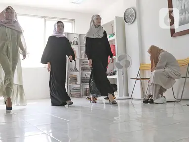 Peserta didik mengikuti sekolah model di Look Academy Modeling School, Jakarta, Sabtu (24/10/2020). Sempat vakum selama beberapa bulan karena pemberlakuan PSBB Jakarta, sekolah model ini kembali membuka kelas untuk para siswa dengan menerapkan protokol kesehatan. (Liputan6.com/Herman Zakharia)