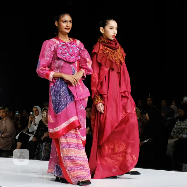 Koleksi baju Lebaran desainer Carmanita di opening show Garis Poetih Raya Festival 2025 di Jakarta Selatan, 16 Januari 2025. (Liputan6.com/Asnida Riani)