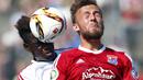 Pemain FC Ingolstadt, Danny Da Costa (kiri), berebut bola dengan Unterhaching, Dominic Reisner, dalam German Cup (DFB Pokal) di Unterhaching, Jerman. (9/8/2015). (Reuters/Michaela Rehle)